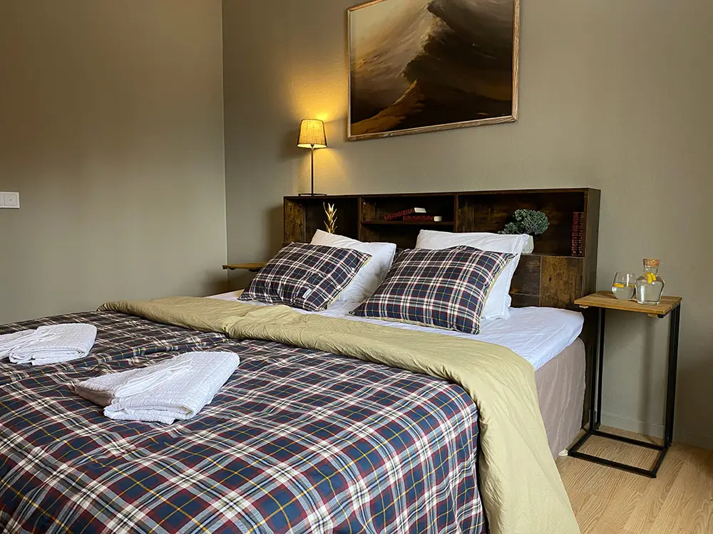 Hotellrum med dubbelsäng
