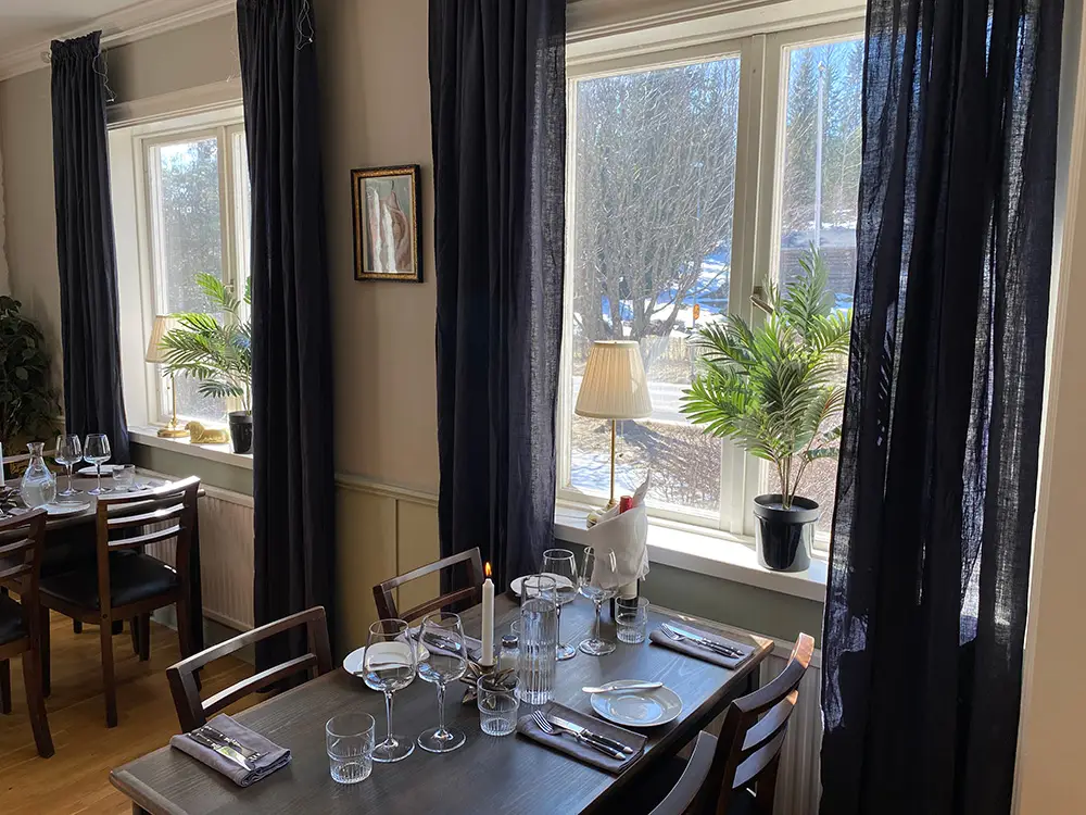 Dukat bord i restaurangen