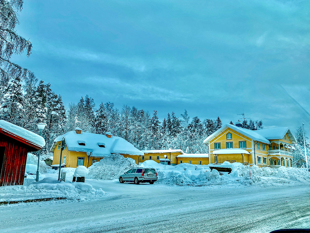 Lokatten Wärdshus i vinterlandskap