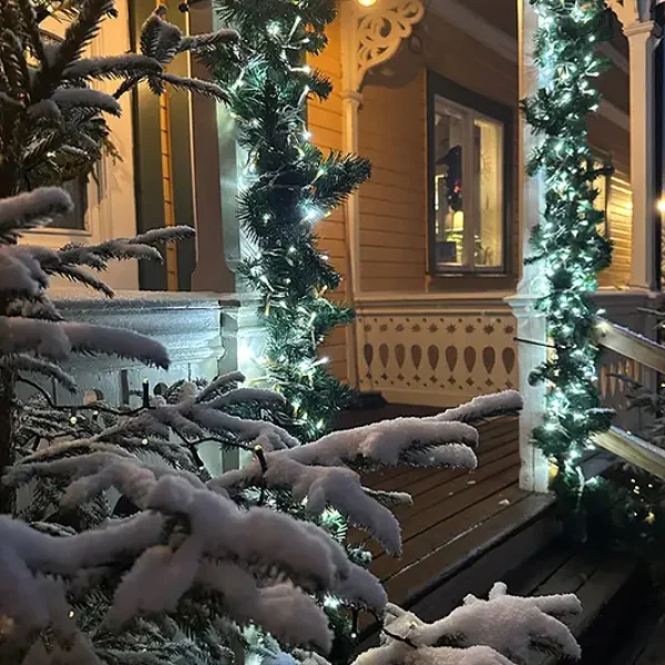 Lokattens entré med adventsbelysning