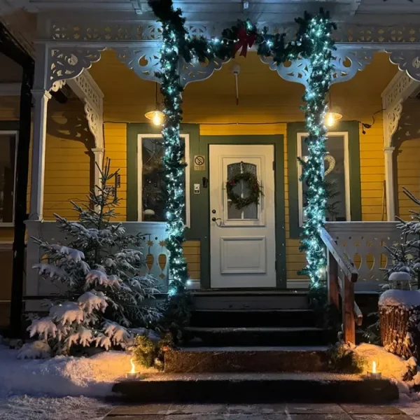 Ingången med adventsbelysning