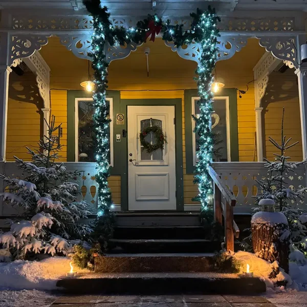 Ingången med adventsbelysning