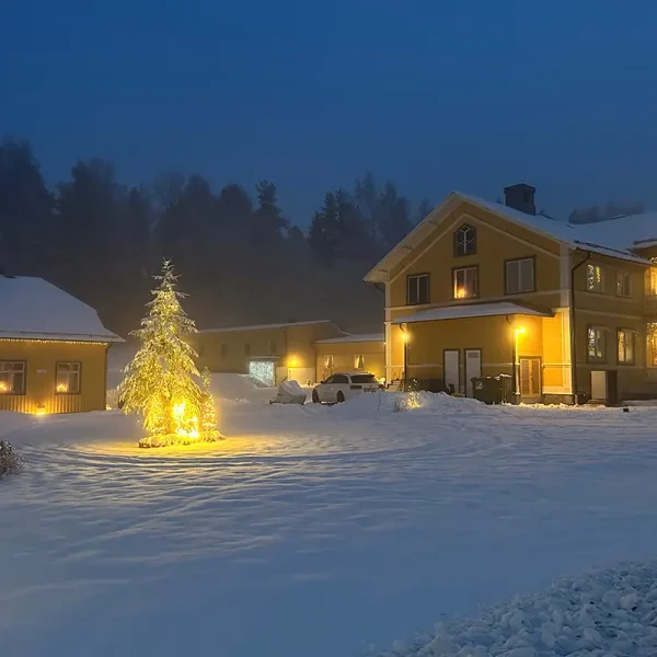 Lokatten Wärdshus i adventsbelysning